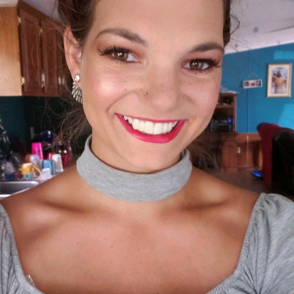 Meet your Posher, Whitney - Picture 1 of 1